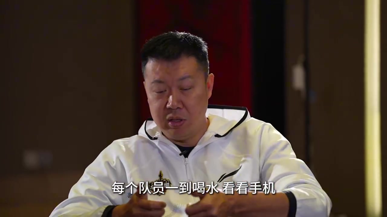 王治郅痛批玩手机影响球员交流：现在国家队吃饭的时候不许看手机